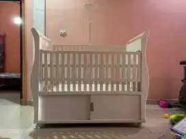 Box dipan tempat tidur bayi
