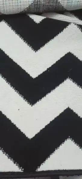 Karpet Monokrom