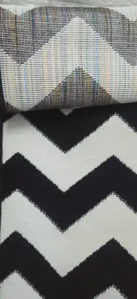 Karpet Monokrom minimalis