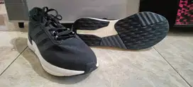 100% ORIGINAL ADIDAS AVYRN HITAM LIKE NEW