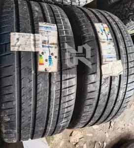 2 Ban 325/35/23 Michelin Pilot Sport 4S Tahun 2023