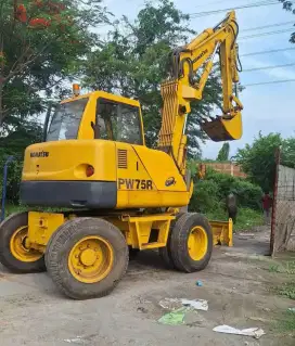 whell excavator komatsu PW 75