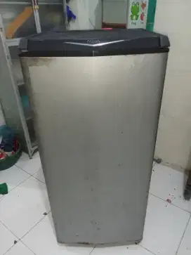 DIJUAL KULKAS MERK AQUA 1 PINTU KONDISI NORMAL,BERFUNGSI,DINGIN