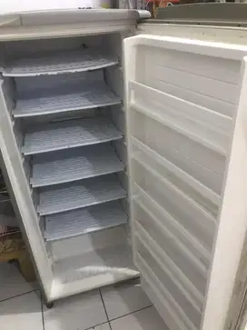 Freezer Ice Batu merk sanyo