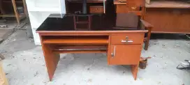 Meja kerja 1/2 biro kaca