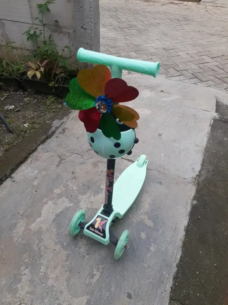Skuter Ladybug warna tosca