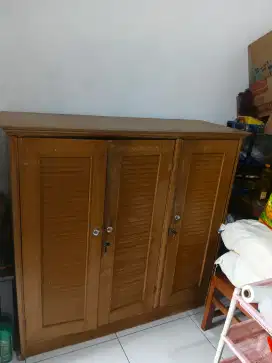 lemari pakaian kayu