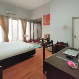 Rumah cantik strategis di komplek keuangan