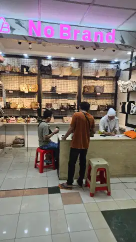 Host berikut admin marketplace, khusus wanita