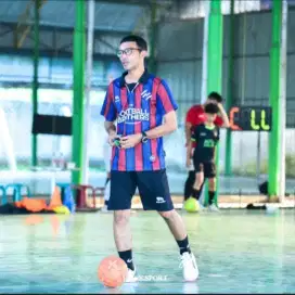 Menawarkan pelatihan private & grup untuk semua usia pemain
