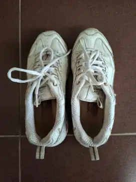 Sepatu putih skets