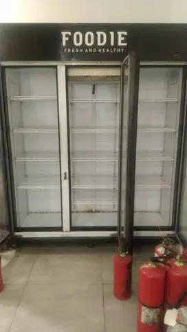SHOWCASE 3 PINTU RSA