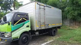 Dijual Truck Box Hino Dutro 2011 Ban Double + Box Alumunium