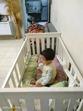 Tempat tidur bayi masih bagus