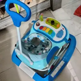 Baby Walker ( alat bantu bayi berjalan )