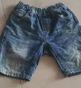celana pendek anak bahan jeans utk usia 5-6 th