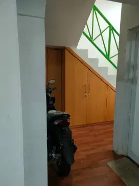 Lemari kabinet penutup bawah tangga
