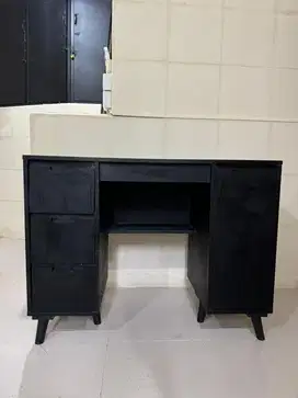 Meja rias hitam