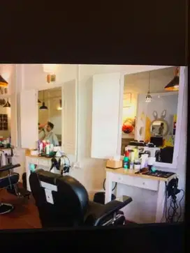 Kapster barbershop potong rambut