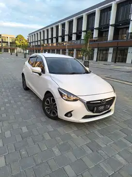 DP HANYA 15jt MAZDA 2 R SKYACTIVE MATIC AT TAHUN 2015 PUTIH