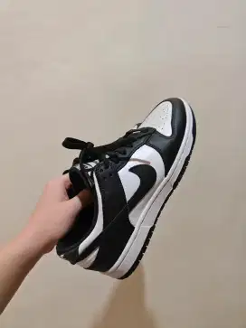 Sneakers dunk low nike panda cowok