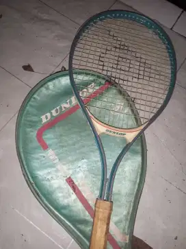 Raket tenis merk Dunlop