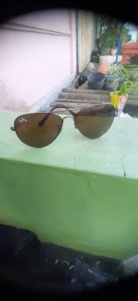Kacamata lensa coklat