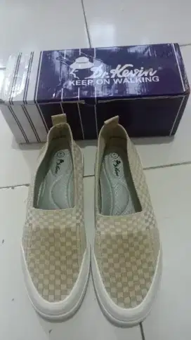 Sepatu perempuan dewasa