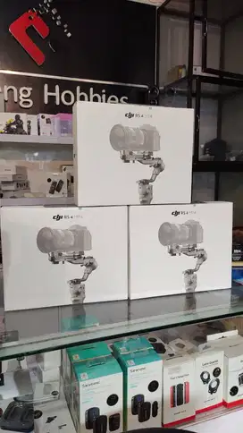 DJI RS 4 Mini - Compact and Lightweight Gimbal for Content Creator