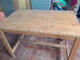 Meja kayu persegi