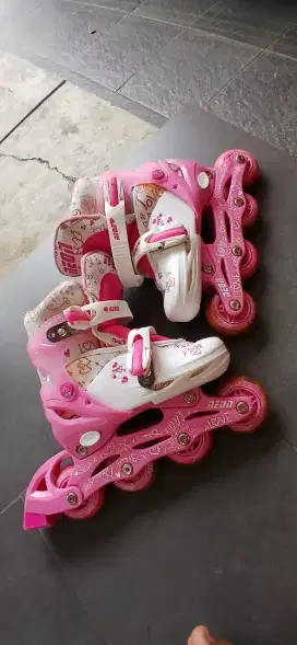 Sepatu roda anak bekas
