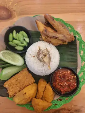 Dibutuhkan karyawan resto yang serius kerja.