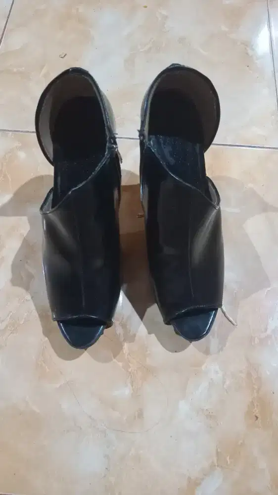 Sepatu hells kulit