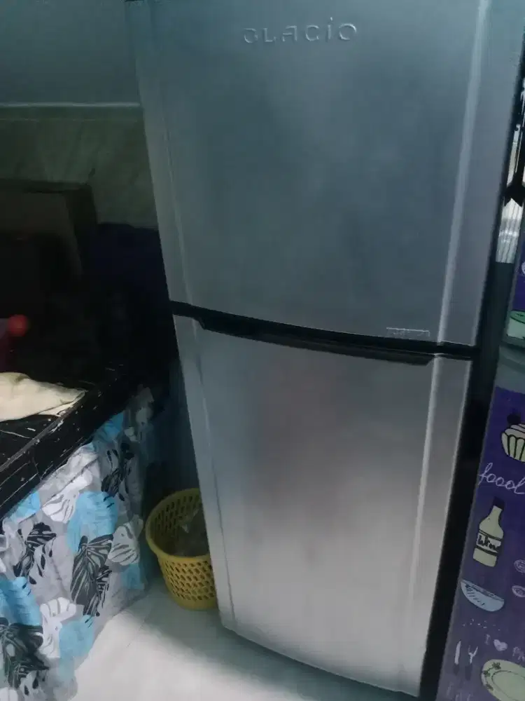 Kulkas 2 pintu merek LG glasio