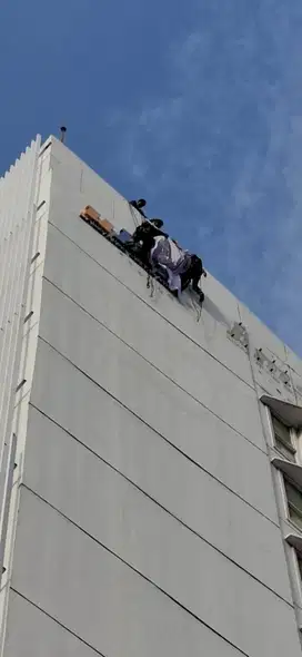 JASA PENGECATAN PEMBERSIHAN GEDUNG DENGAN AKSES TALI ROPE ACCESS