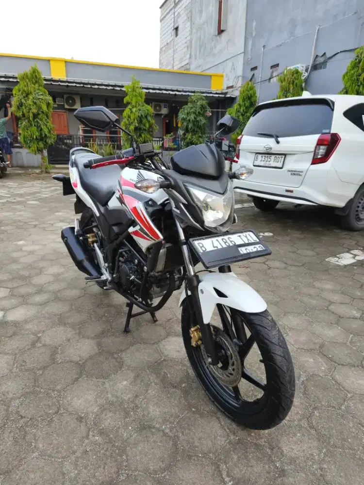 Bissmillah dijual motor Honda cb 150R 2014 istimewa
