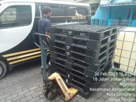 Palet kayu dan plastik