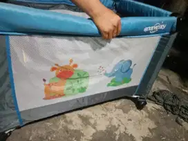 Tempat tidur bayi
