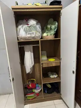 Lemari kayu kaca