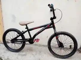 Sepeda BMX Ukuran 20. Noken MULUS KOKOH siap pakai, lokasi LANGKAPURA.