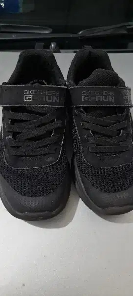 Dijual sepatu anak sekolah sketcher original size 37 knds baik (hitam)