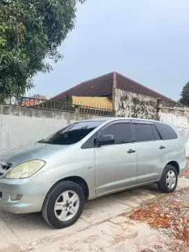 Toyota innova bensin 2005 tipe G.