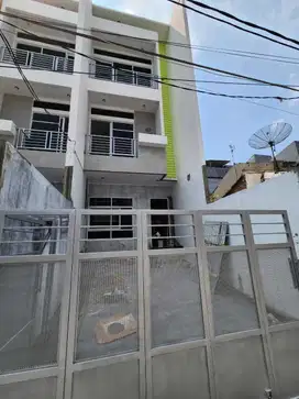 Rumah Baru 3 lantai Taman Ratu jakbar