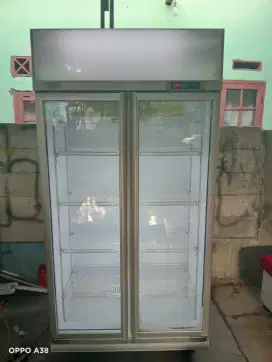 SHOWCASE 2 PINTU MERK GEA