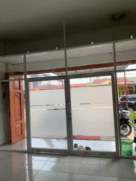 Partisi kaca dan alumunium