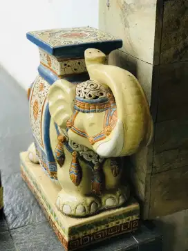 Keramik Gajah Tempat Duduk Antik