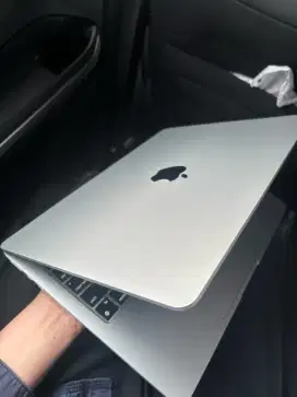 MACBOOK M3 16/256 silver