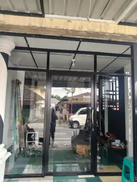 Tukang pasang pintu kaca, partisi kaca, jendela kaca alumunium silver
