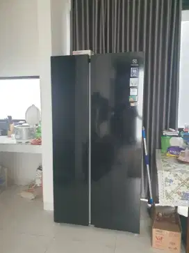 Kulkas side by side electrolux