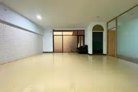 Disewakan Rumah Pinggir Jalan Cocok untuk Usaha/Kantor Area Senopati